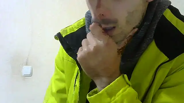 Snapshot of MakabulaAndrey chatting on 10-21-25, 05:46 MakabulaAndrey online show from 10-21-25, 05:46