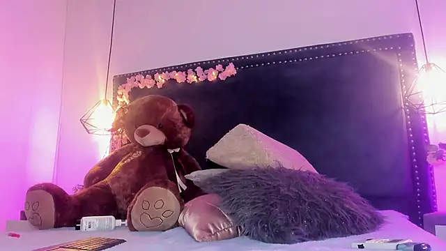 Emma Saylor online show from 04-13-26, 08:03