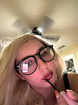 tiffanyxoxo515 online show from 10-12-25, 08:46