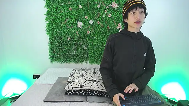 Emo Boy  online show from 11-25-25, 01:00