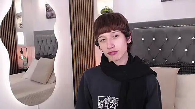 Snapshot of Emo_Boy_ chatting on 05-12-26, 08:28 Emo Boy online show from 05-12-26, 08:28