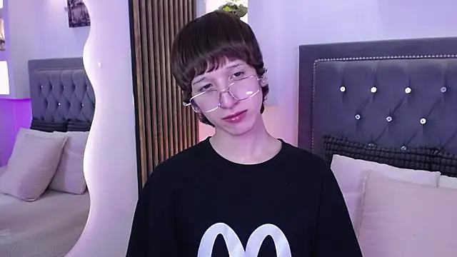 Snapshot of Emo_Boy_ chatting on 05-18-26, 04:40 Emo Boy online show from 05-18-26, 04:40