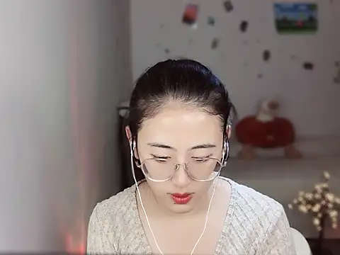 Queena  online show from 12-16-25, 06:51