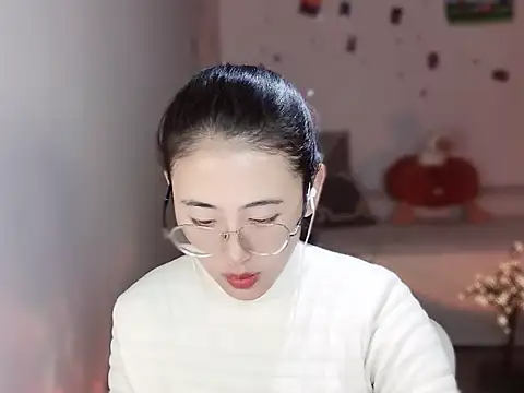 Queena  online show from 12-17-25, 09:26