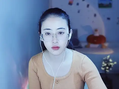 Queena  online show from 12-18-25, 07:03