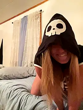 SugarMilkandHoney online show from 10-24-25, 01:24