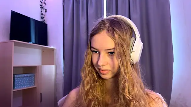 LunaCrave online show from 10-17-25, 09:23