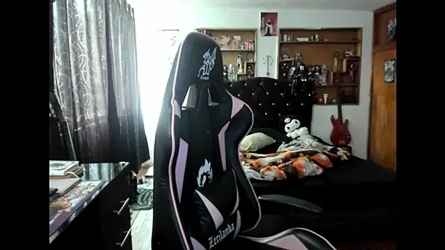 Snapshot of Maki_Zein_ chatting on 10-29-25, 03:47 Maki Zein  online show from 10-29-25, 03:47