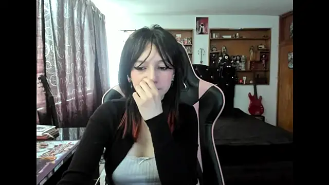 Maki Zein  online show from 10-30-25, 03:13