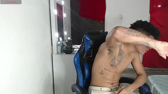 Snapshot of Angel_LatinGuy chatting on 10-11-25, 06:06 Angel LatinGuy online show from 10-11-25, 06:06