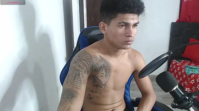 Snapshot of Angel_LatinGuy chatting on 10-19-25, 09:48 Angel LatinGuy online show from 10-19-25, 09:48