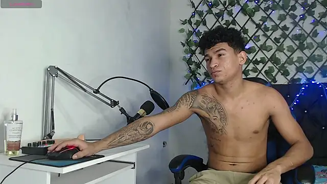 Snapshot of Angel_LatinGuy chatting on 10-31-25, 08:32 Angel LatinGuy online show from 10-31-25, 08:32