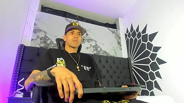 DerryAndIzzy online show from 04-24-26, 04:59