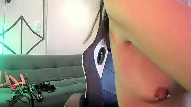 DerryAndIzzy online show from 07-24-26, 11:58