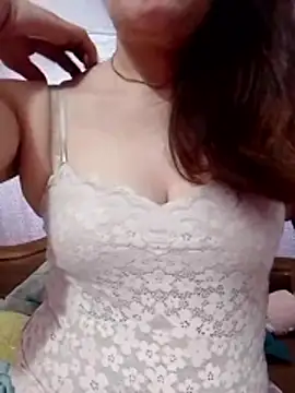 Snapshot of YiyinLy chatting on 05-08-26, 05:18 YiyinLy online show from 05-08-26, 05:18