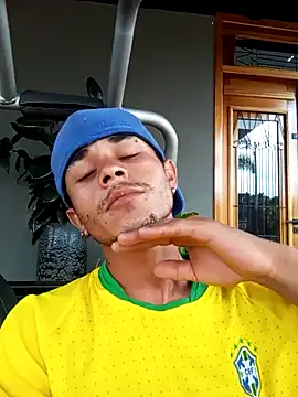 Snapshot of helfo2002 chatting on 10-16-25, 11:00 helfo2002 online show from 10-16-25, 11:00