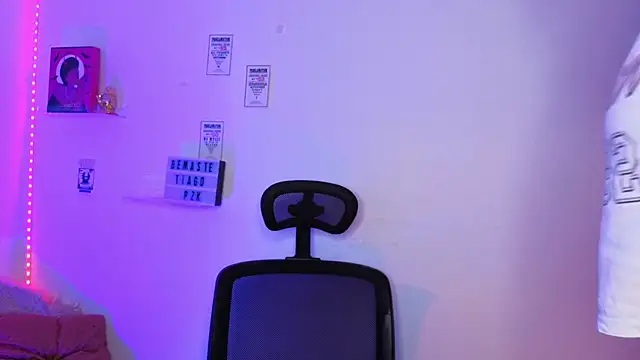 Emily Lindey online show from 03-25-26, 07:25