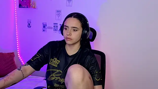 Emily Lindey online show from 04-06-26, 04:21