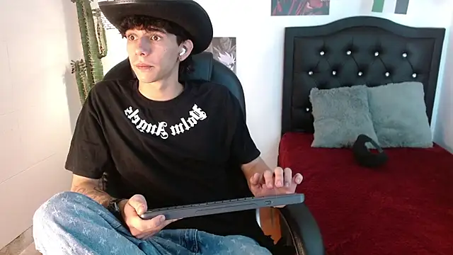 AmethystShadow17 online show from 07-11-26, 04:26