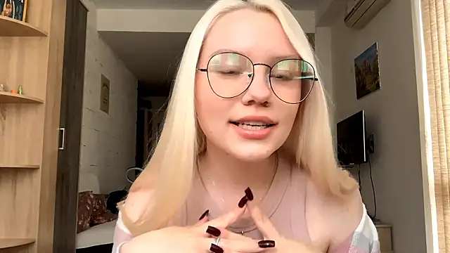 Snapshot of LupeLewitt chatting on 10-19-25, 12:39 LupeLewitt online show from 10-19-25, 12:39