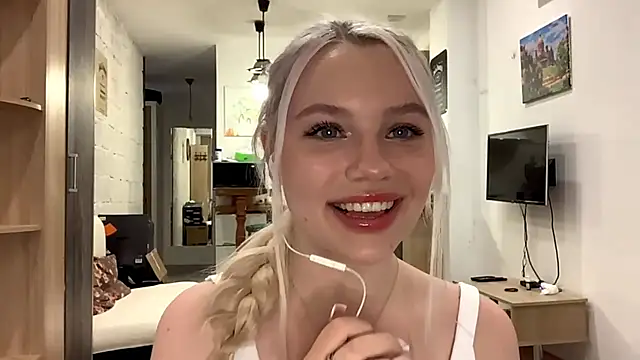 Snapshot of LupeLewitt chatting on 10-29-25, 04:09 LupeLewitt online show from 10-29-25, 04:09