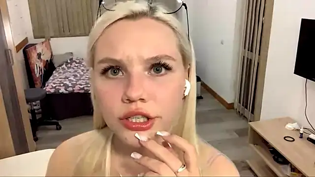 Snapshot of LupeLewitt chatting on 10-30-25, 05:35 LupeLewitt online show from 10-30-25, 05:35