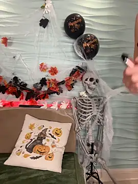 MiyaMeow- online show from 10-31-25, 08:59