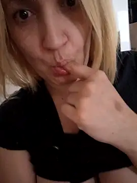 Snapshot of Nicolle_Amor chatting on 10-21-25, 06:36 Nicolle Amor online show from 10-21-25, 06:36