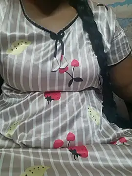 Snapshot of tamil-reena chatting on 10-18-25, 04:15 tamil-reena online show from 10-18-25, 04:15