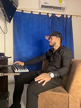 Kylian Alessandro online show from 11-25-25, 11:43