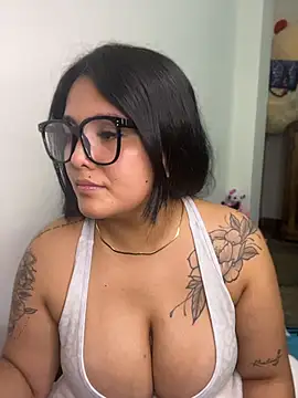 Snapshot of Mellani_luod chatting on 05-18-26, 04:07 Mellani luod online show from 05-18-26, 04:07