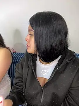 Snapshot of Mellani_luod chatting on 06-17-26, 03:42 Mellani luod online show from 06-17-26, 03:42