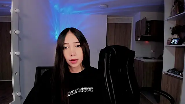 Snapshot of Mikeyvioleta_ chatting on 12-02-25, 11:00 Mikeyvioleta online show from 12-02-25, 11:00