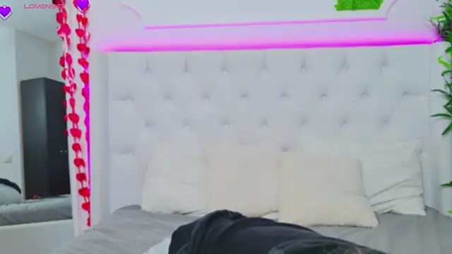 Snapshot of AriannaSins chatting on 03-17-25, 01:18 AriannaSins online show from 03-17-25, 01:18