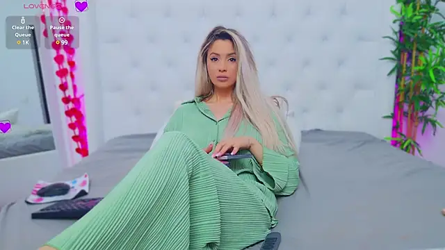 Snapshot of AriannaSins chatting on 03-18-25, 07:53 AriannaSins online show from 03-18-25, 07:53