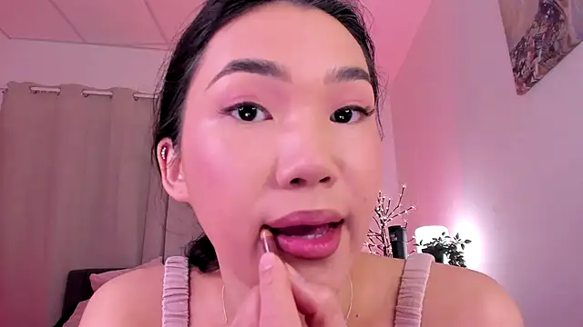 Divine Madeleine online show from 04-17-26, 06:16