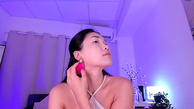 Divine Madeleine online show from 07-16-26, 06:19