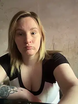Snapshot of Andrea_h15 chatting on 10-15-25, 01:44 Andrea h15 online show from 10-15-25, 01:44