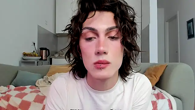 kira yoshika9e online show from 04-19-26, 01:43