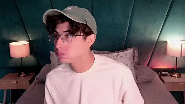 Snapshot of Aaron_Eze chatting on 05-27-26, 01:30 Aaron Eze online show from 05-27-26, 01:30