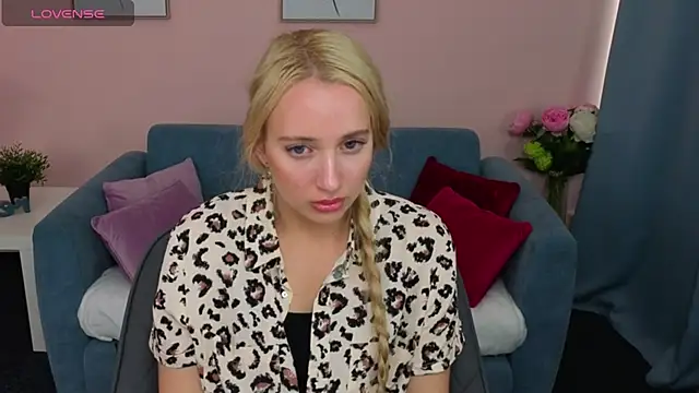 Snapshot of AuroraSkyee chatting on 10-20-25, 01:11 AuroraSkyee online show from 10-20-25, 01:11