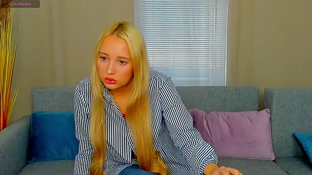 Snapshot of AuroraSkyee chatting on 10-30-25, 12:17 AuroraSkyee online show from 10-30-25, 12:17