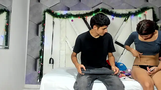 Snapshot of NicollAndJulian chatting on 11-28-25, 01:14 NicollAndJulian online show from 11-28-25, 01:14