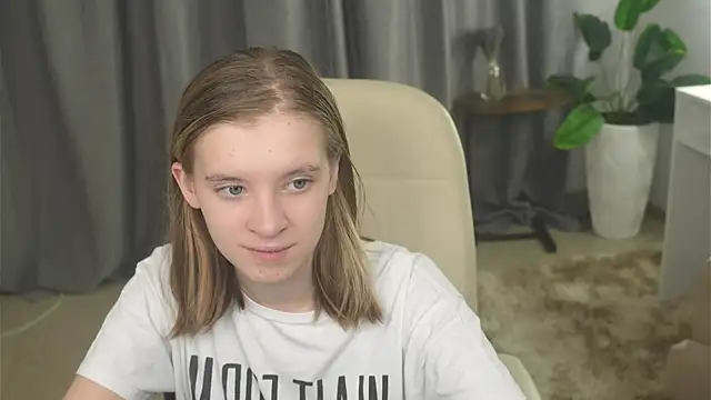 Snapshot of VestaRonan chatting on 10-22-25, 01:44 VestaRonan online show from 10-22-25, 01:44