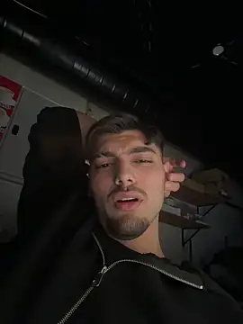 Snapshot of emir343475 chatting on 10-16-25, 10:33 emir343475 online show from 10-16-25, 10:33