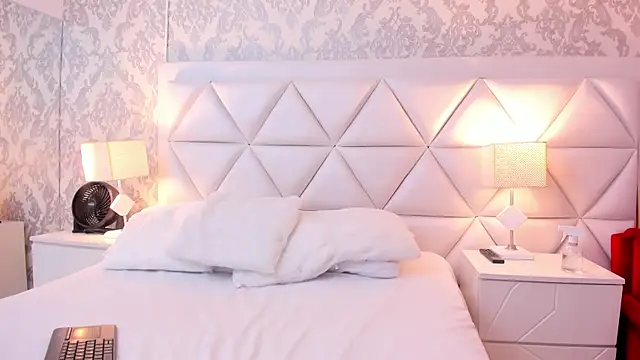 AnnyeWatson online show from 12-21-25, 01:40