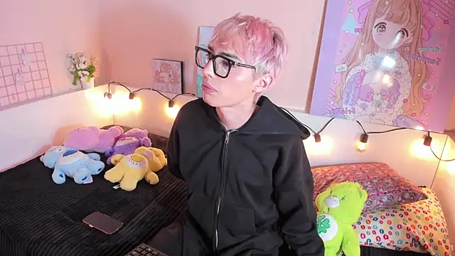 Strawberry Kitty  online show from 11-17-25, 03:56