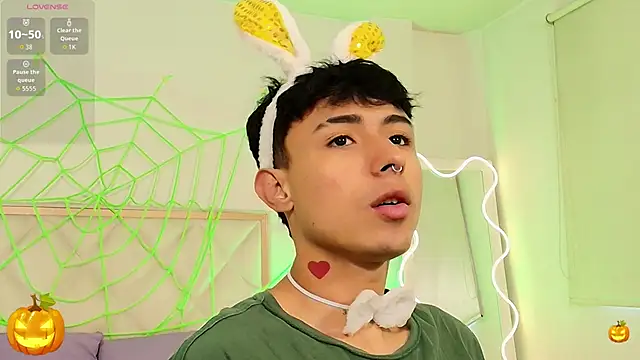 AZIEL TAY online show from 10-31-25, 11:33