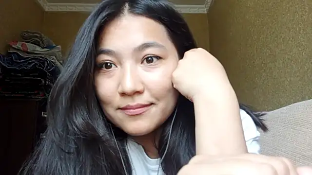 LinneaHyles online show from 10-28-25, 05:22