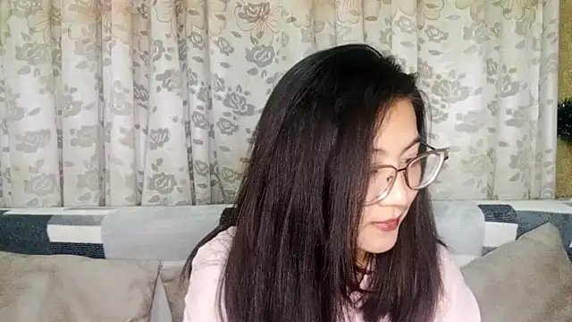 LinneaHyles online show from 12-22-25, 03:42